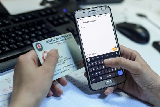 В Азербайджане введена система sms-кодов для разрешения на выход из дома