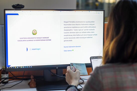 В Азербайджане введена система sms-кодов для разрешения на выход из дома