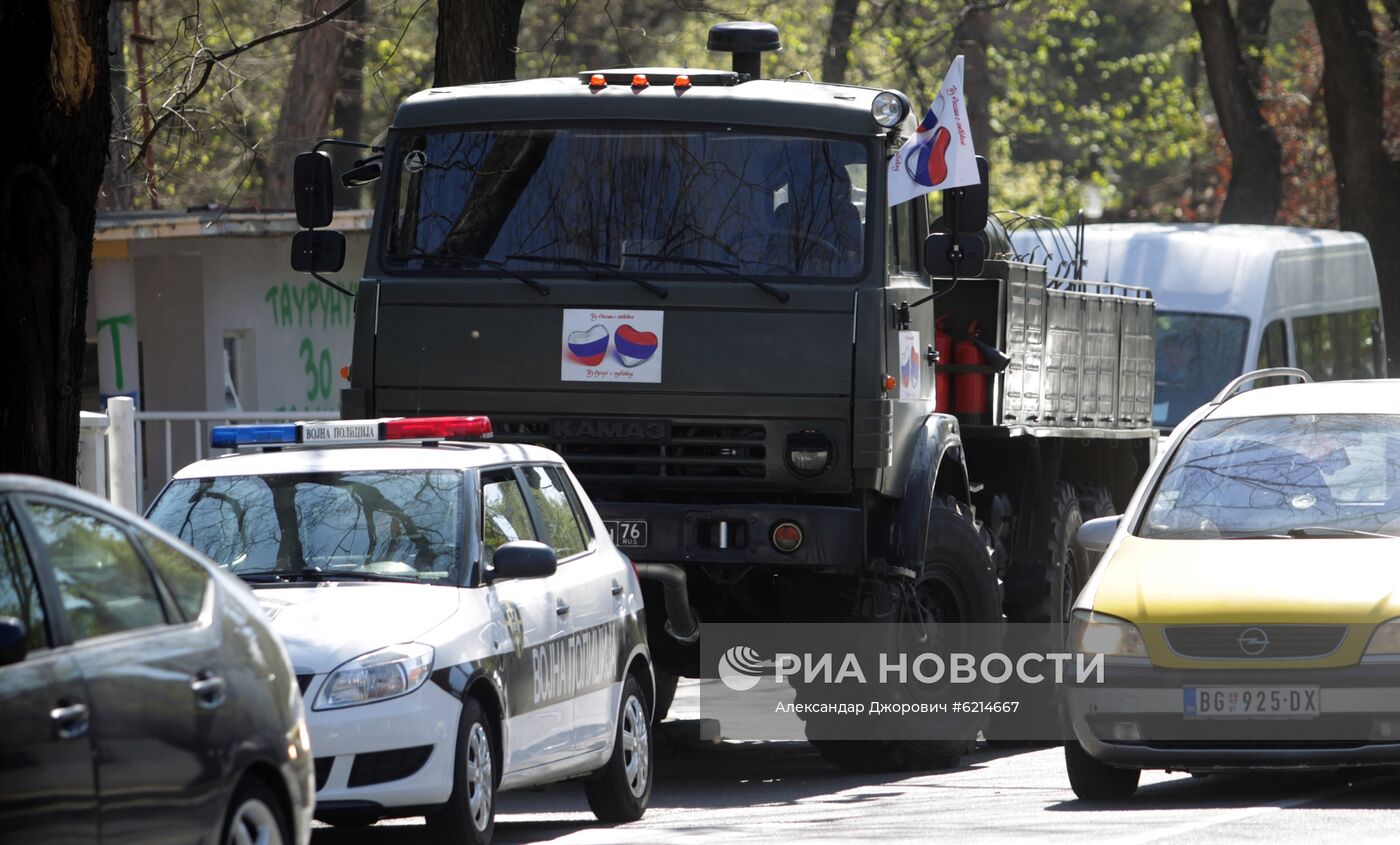 Грузовик военных специалистов РФ у Земунской больницы в Белграде