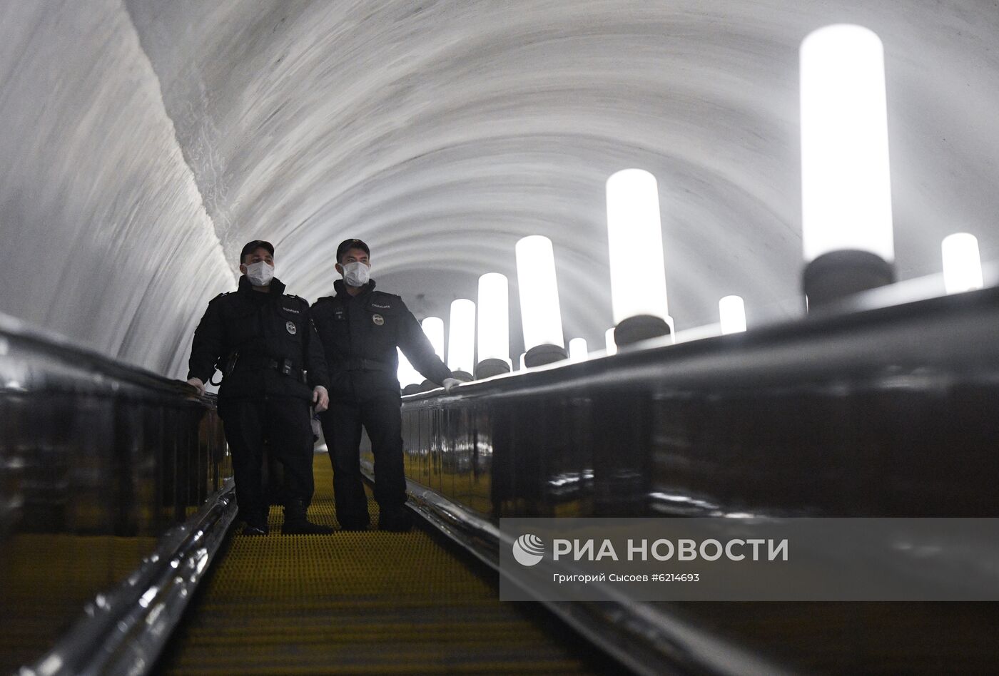 Работа сотрудников полиции в Московском метрополитене