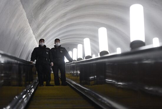 Работа сотрудников полиции в Московском метрополитене