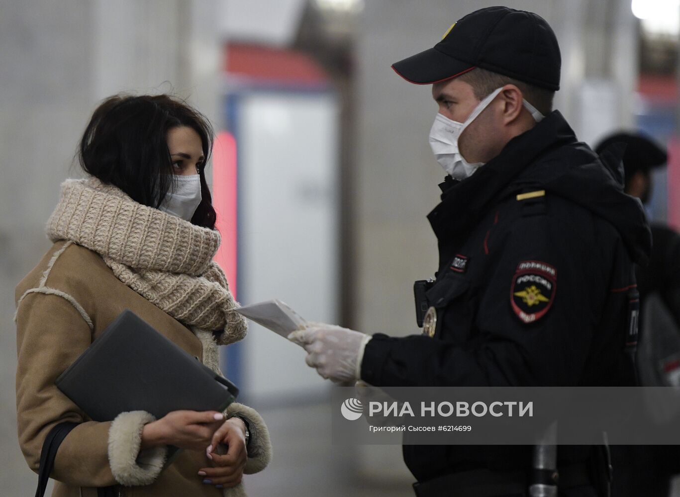 Работа сотрудников полиции в Московском метрополитене