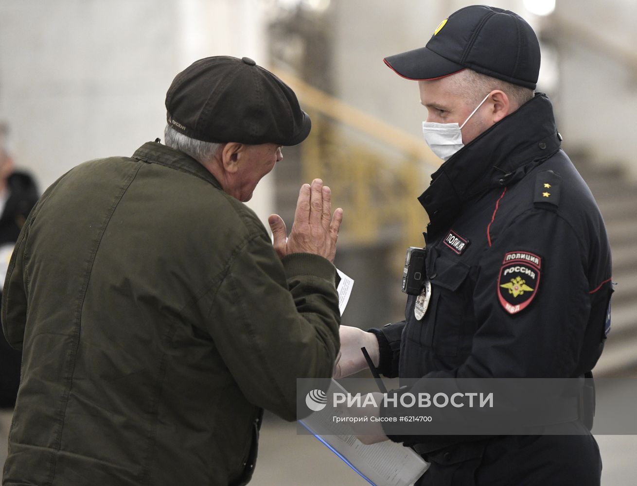 Работа сотрудников полиции в Московском метрополитене