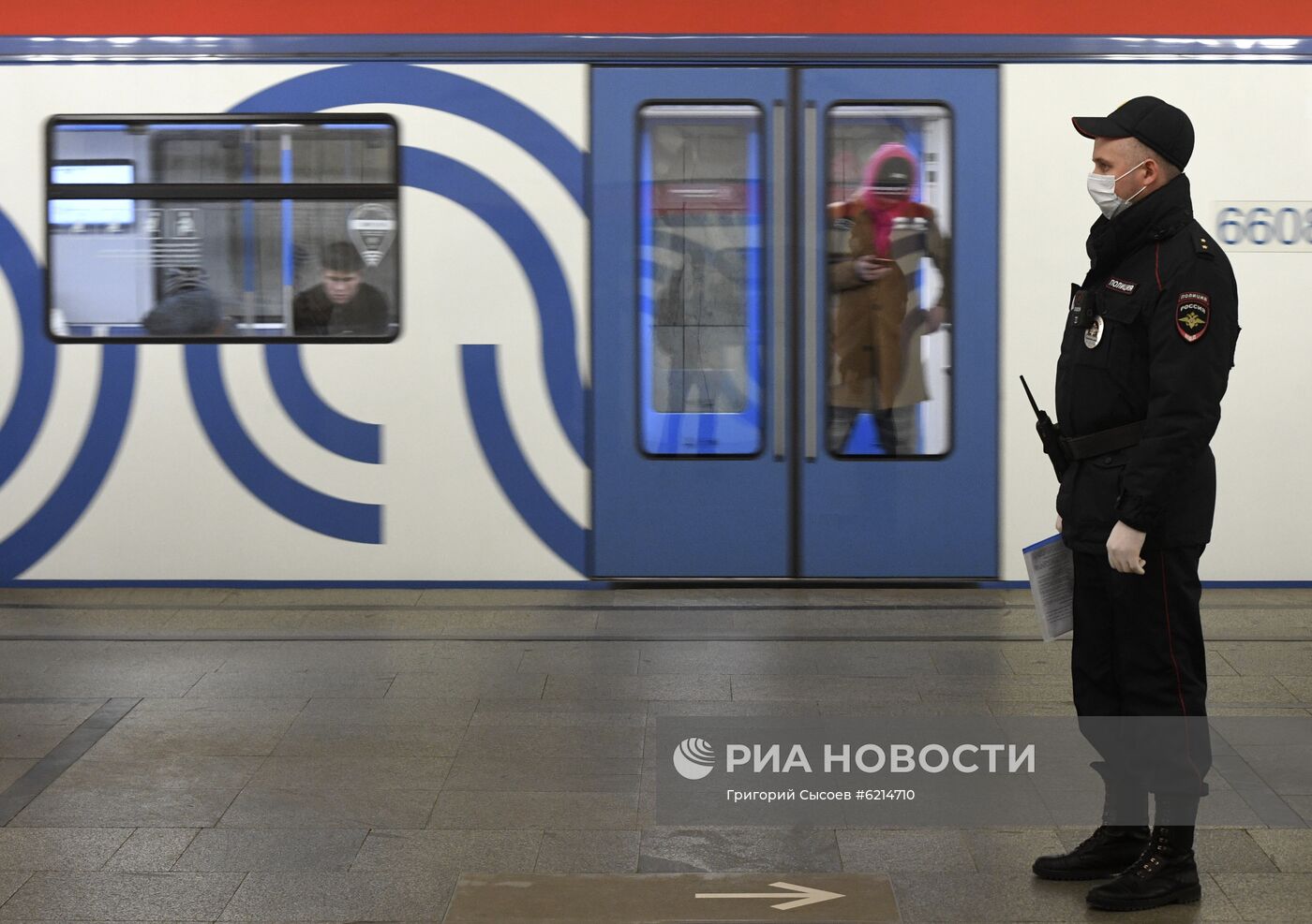 Работа сотрудников полиции в Московском метрополитене