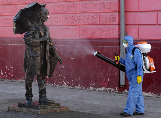 Мойка памятников в Красноярске в связи с пандемией коронавируса