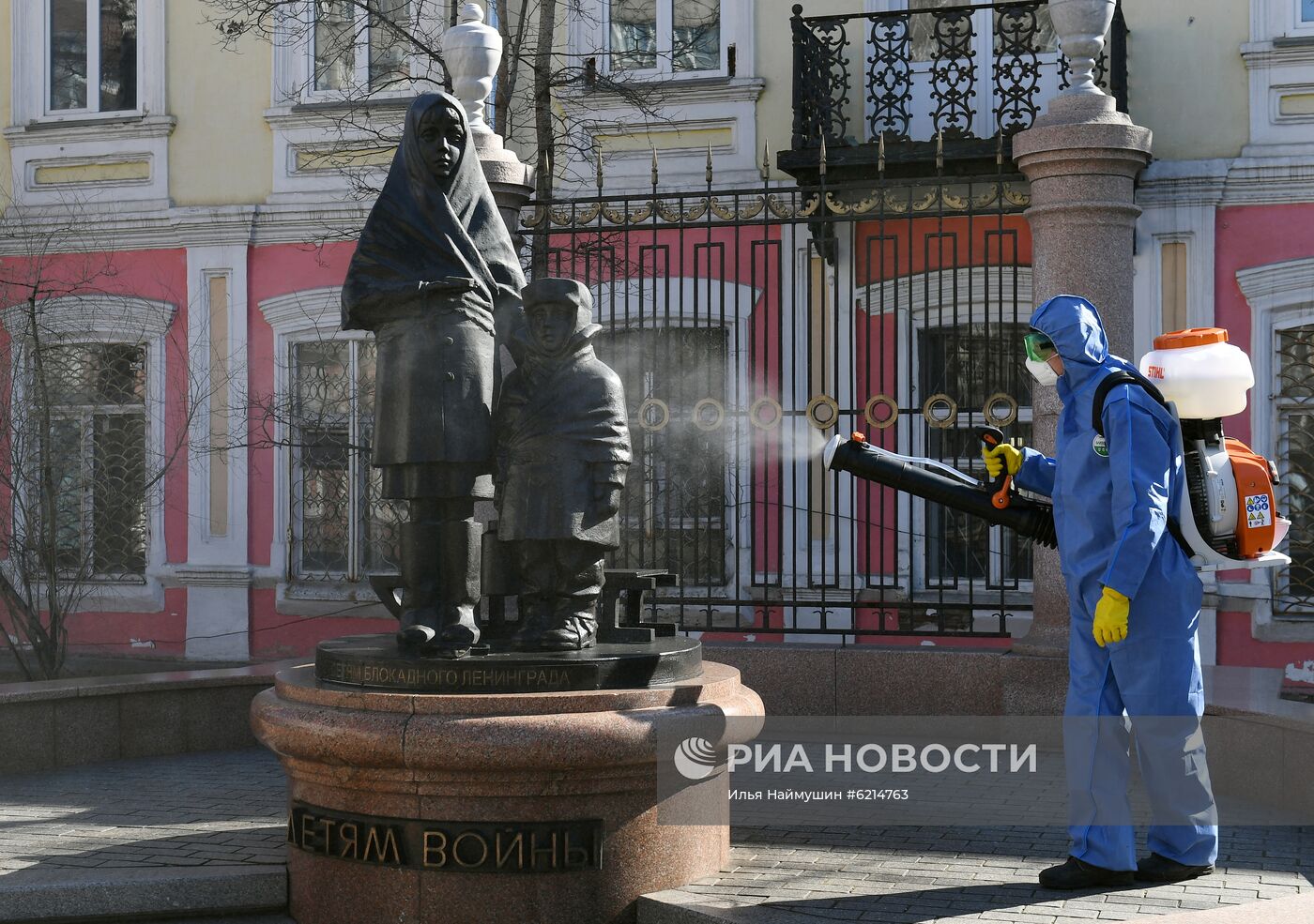 Мойка памятников в Красноярске в связи с пандемией коронавируса