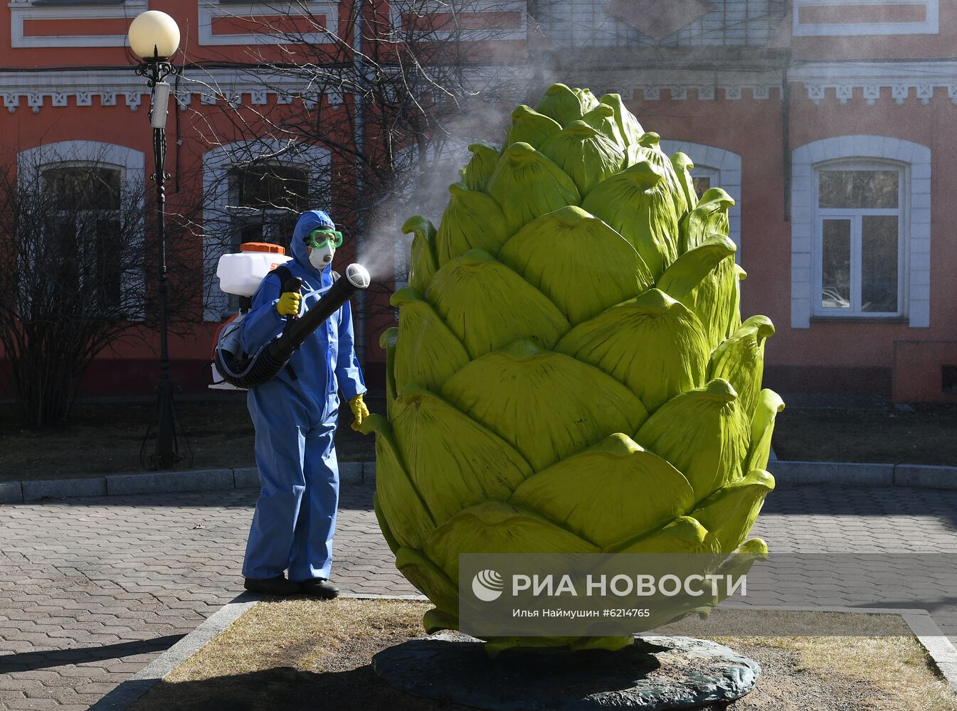 Мойка памятников в Красноярске в связи с пандемией коронавируса