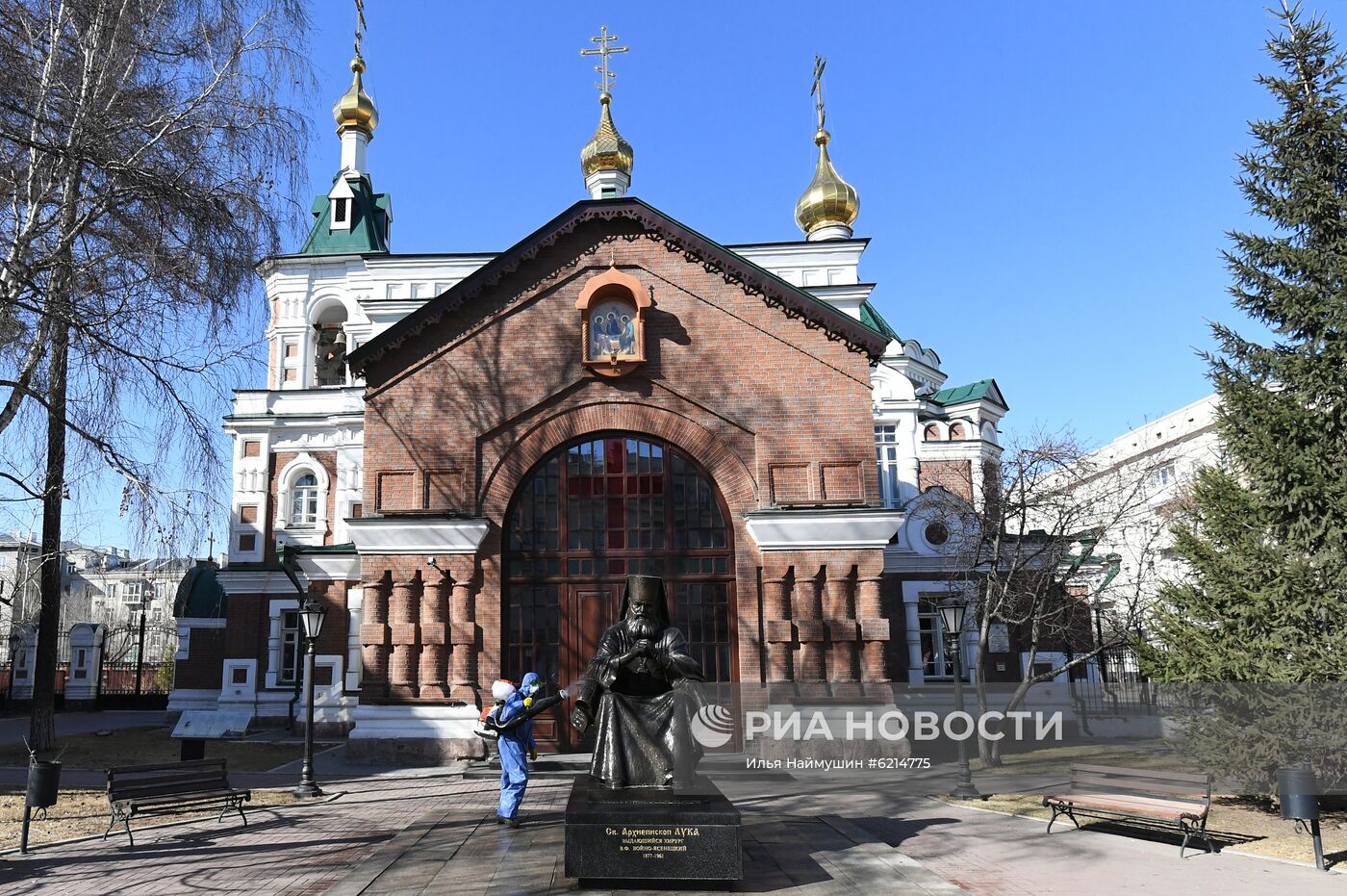 Мойка памятников в Красноярске в связи с пандемией коронавируса