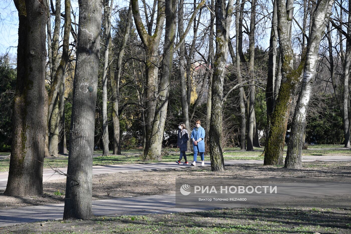 Дети целуются на скамейке