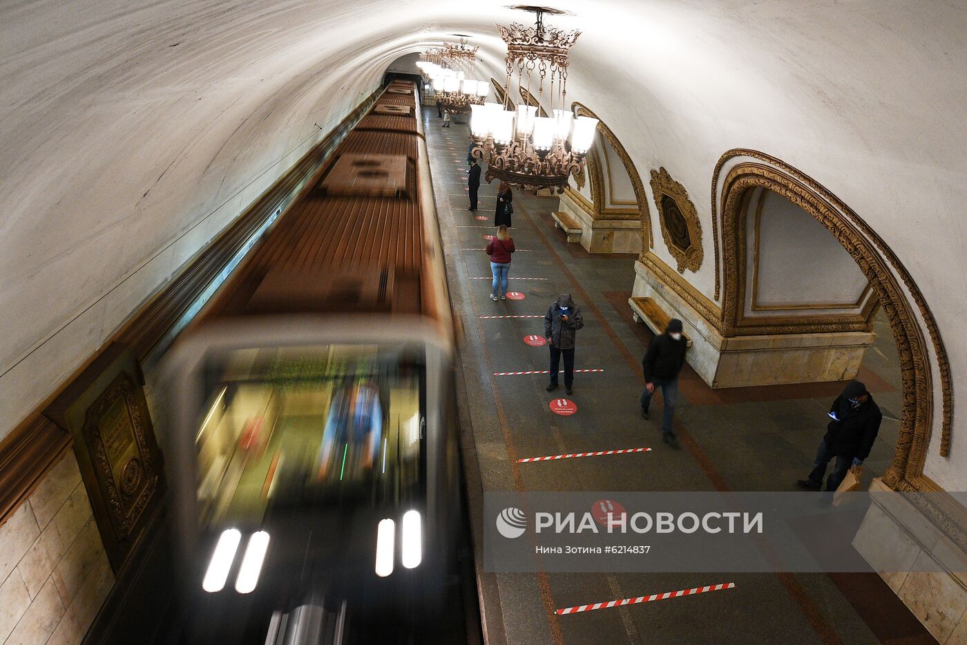 Напольная индикация в метро с призывом соблюдать дистанцию