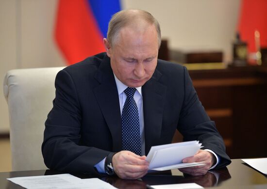 Президент РФ В. Путин провел в режиме видеоконференции совещание по вопросам развития ситуации с коронавирусной инфекцией