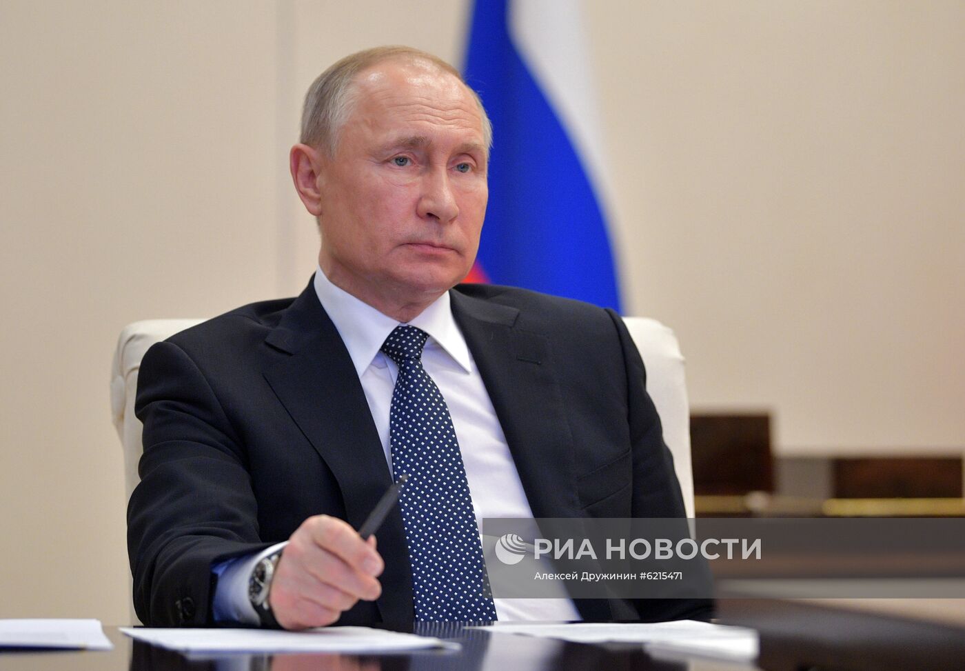 Президент РФ В. Путин провел в режиме видеоконференции совещание по вопросам развития ситуации с коронавирусной инфекцией