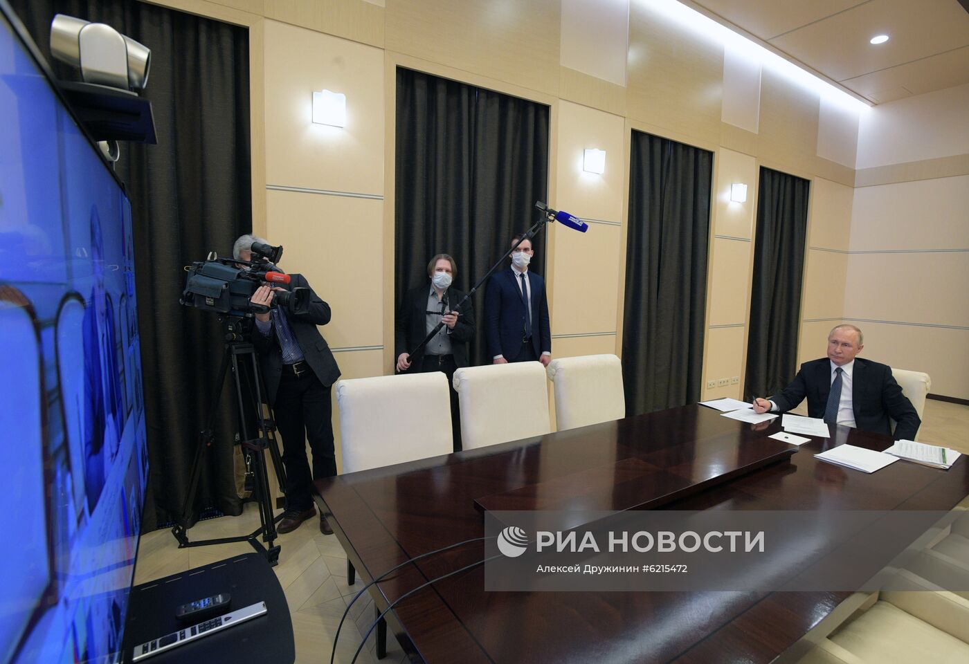 Президент РФ В. Путин провел в режиме видеоконференции совещание по вопросам развития ситуации с коронавирусной инфекцией