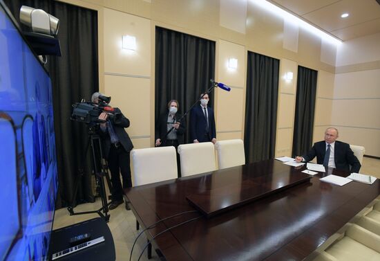 Президент РФ В. Путин провел в режиме видеоконференции совещание по вопросам развития ситуации с коронавирусной инфекцией