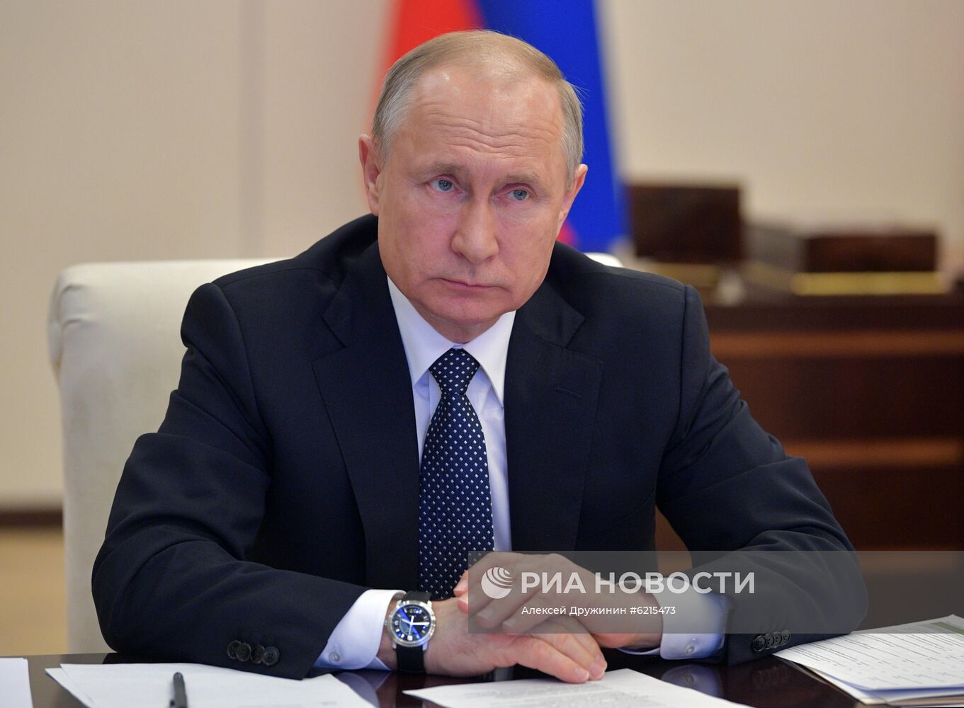 Президент РФ В. Путин провел в режиме видеоконференции совещание по вопросам развития ситуации с коронавирусной инфекцией