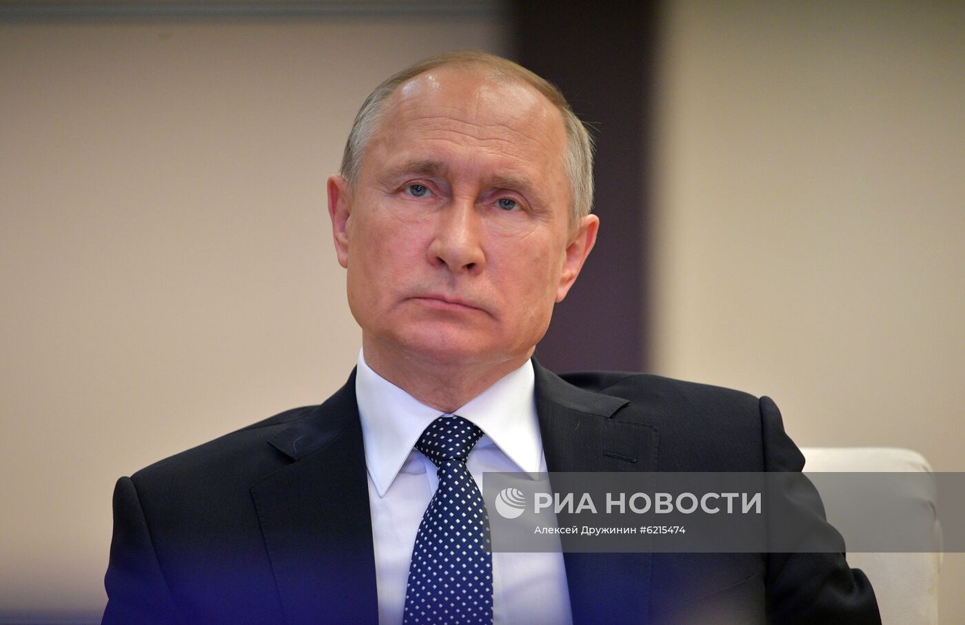 Президент РФ В. Путин провел в режиме видеоконференции совещание по вопросам развития ситуации с коронавирусной инфекцией