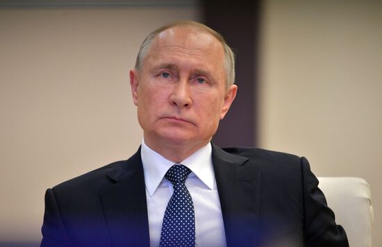 Президент РФ В. Путин провел в режиме видеоконференции совещание по вопросам развития ситуации с коронавирусной инфекцией