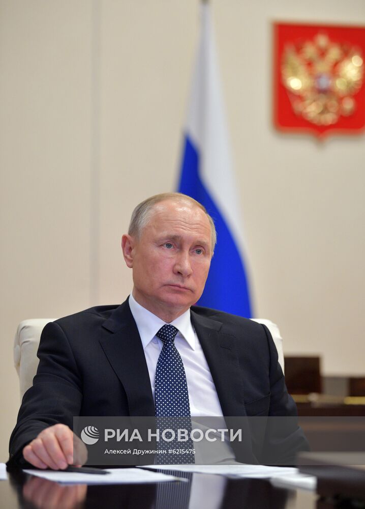 Президент РФ В. Путин провел в режиме видеоконференции совещание по вопросам развития ситуации с коронавирусной инфекцией