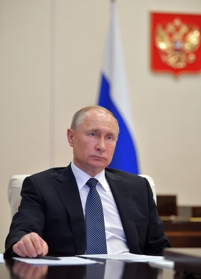 Президент РФ В. Путин провел в режиме видеоконференции совещание по вопросам развития ситуации с коронавирусной инфекцией