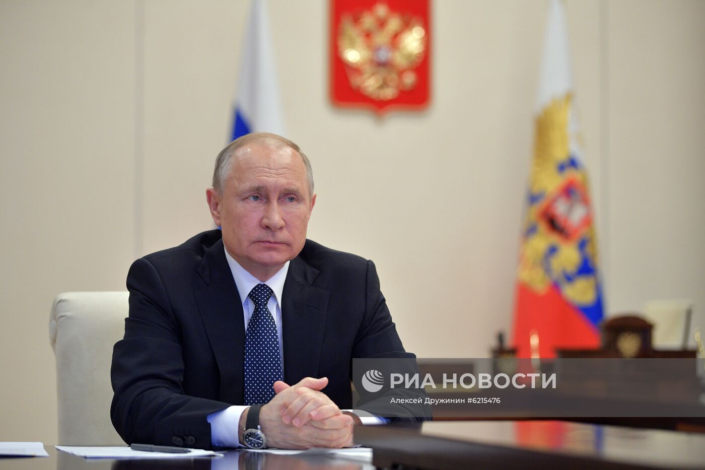 Президент РФ В. Путин провел в режиме видеоконференции совещание по вопросам развития ситуации с коронавирусной инфекцией