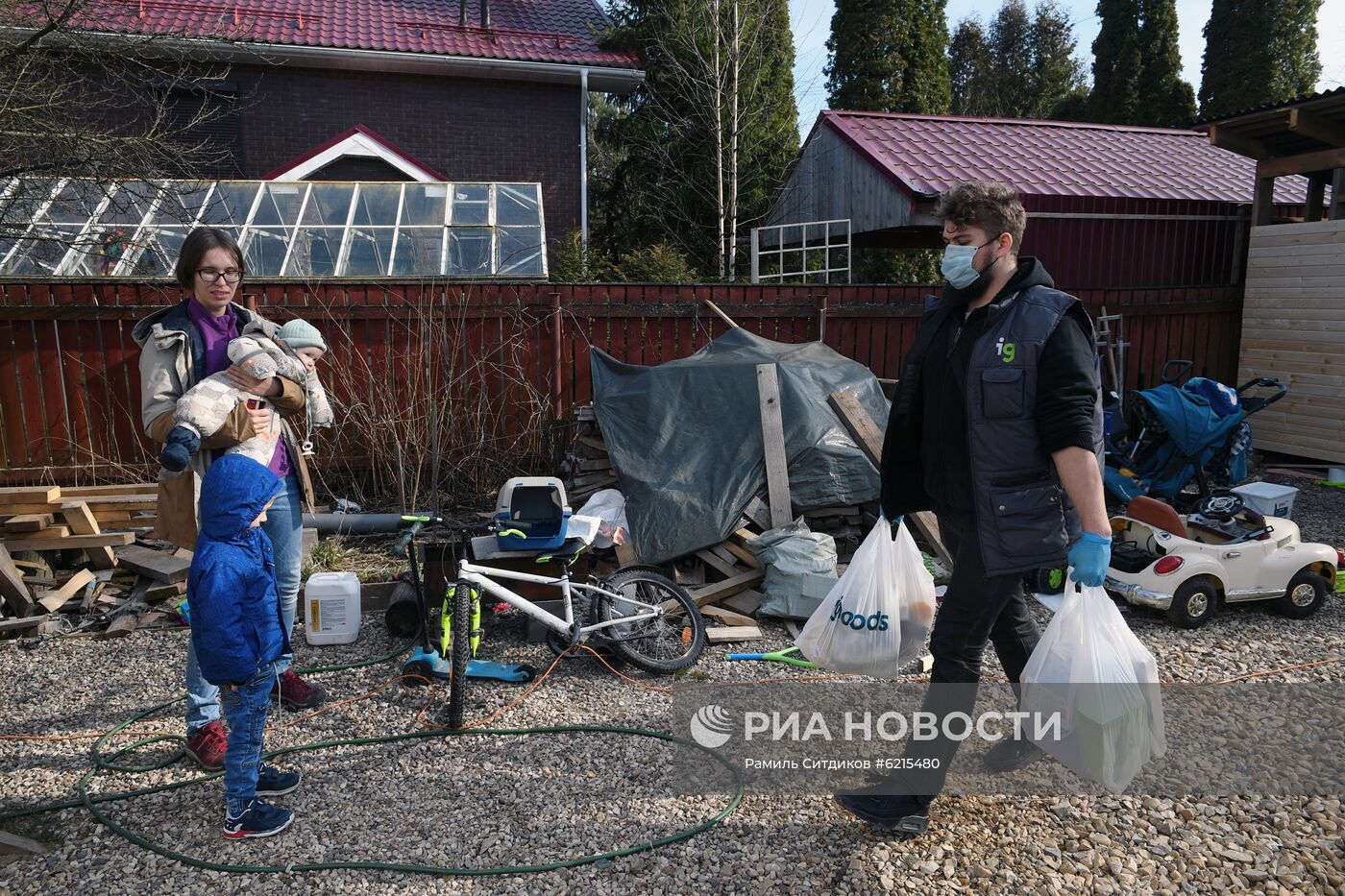 Работа службы доставки продуктов Igooods во время коронавируса | РИА  Новости Медиабанк