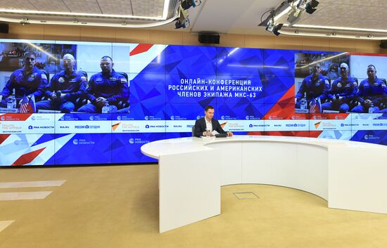 Онлайн-конференция экипажа МКС-63