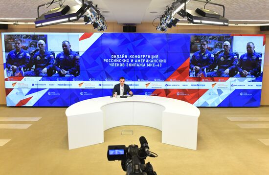 Онлайн-конференция экипажа МКС-63