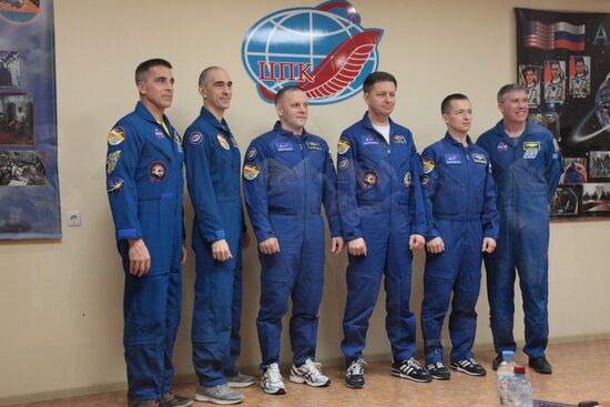 Онлайн-конференция экипажа МКС-63