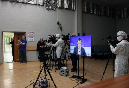 Онлайн-конференция экипажа МКС-63