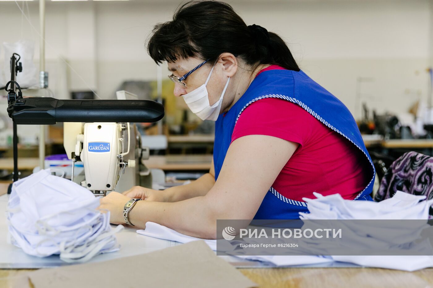 Парашютный завод "Полет" начал шить маски и защитные костюмы