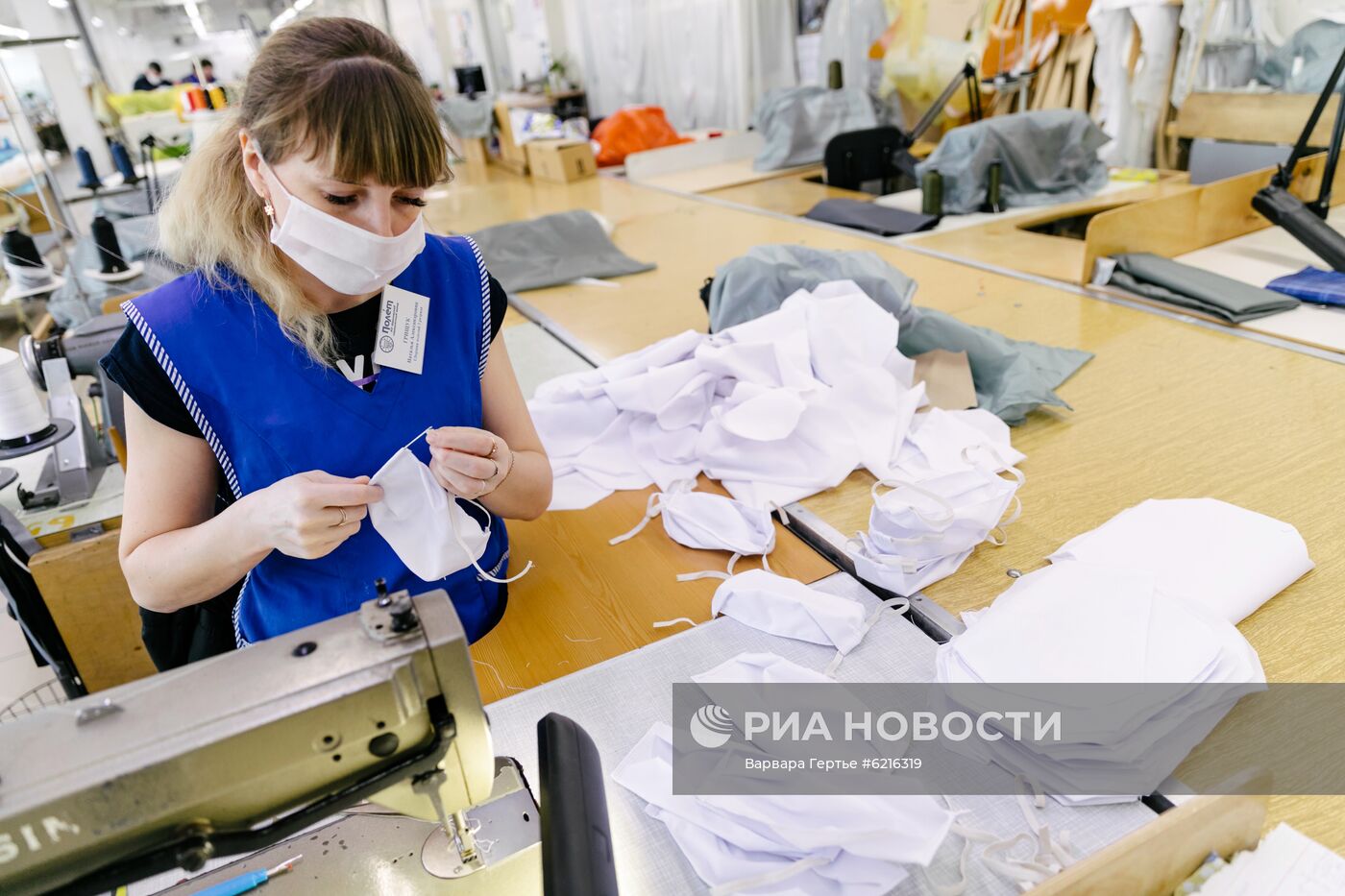 Парашютный завод "Полет" начал шить маски и защитные костюмы