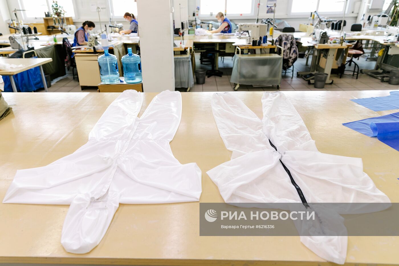 Парашютный завод "Полет" начал шить маски и защитные костюмы