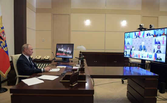 Президент РФ В. Путин в режиме видеоконференции провел совещание с руководителями субъектов РФ