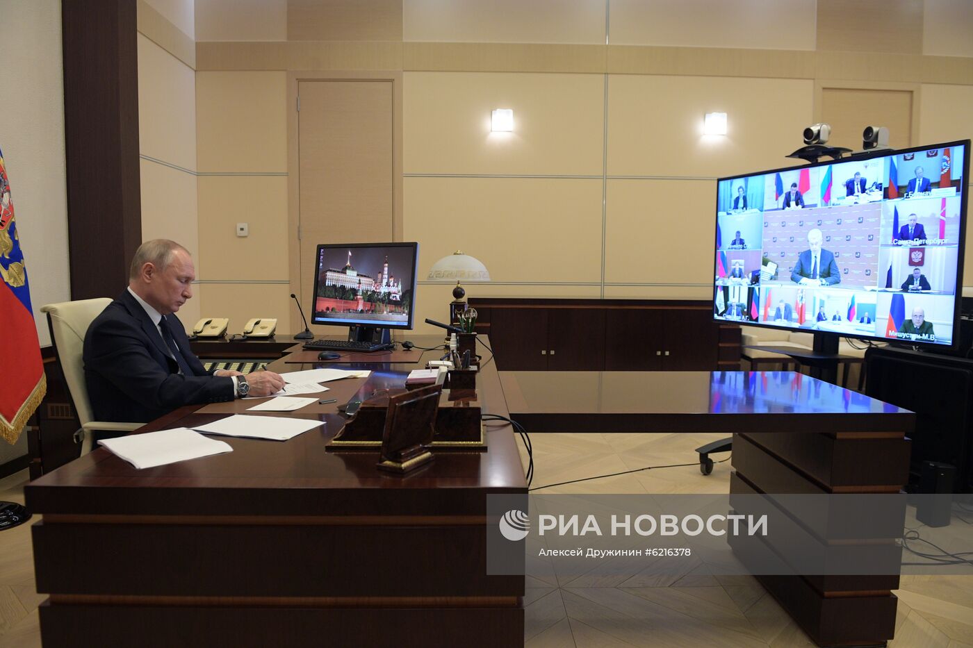 Президент РФ В. Путин в режиме видеоконференции провел совещание с руководителями субъектов РФ