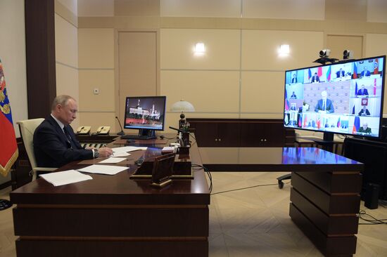 Президент РФ В. Путин в режиме видеоконференции провел совещание с руководителями субъектов РФ