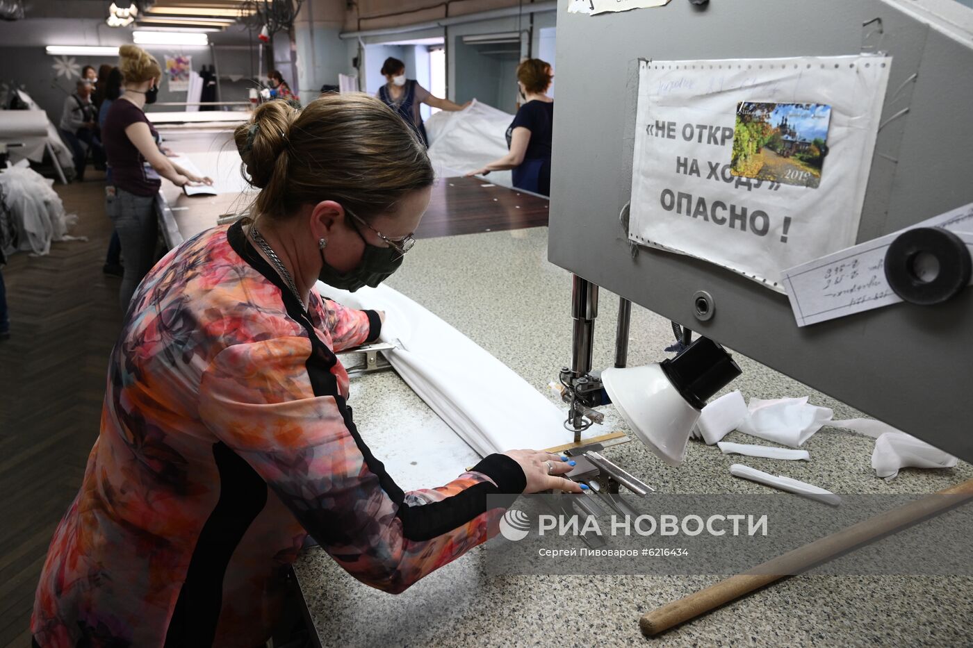 Производство масок на предприятии по пошиву мужской одежды