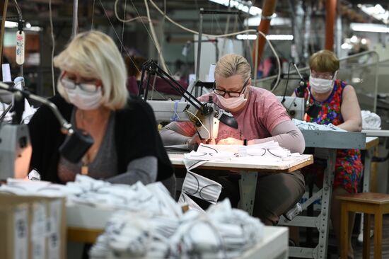 Производство масок на предприятии по пошиву мужской одежды