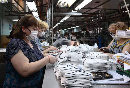 Производство масок на предприятии по пошиву мужской одежды