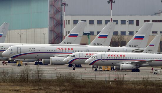 Самолеты на стоянке в аэропорту Внуково