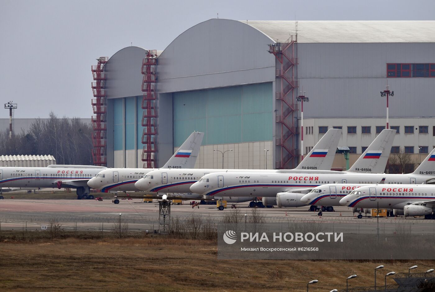 Самолеты на стоянке в аэропорту Внуково