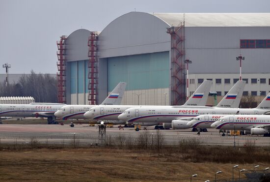 Самолеты на стоянке в аэропорту Внуково