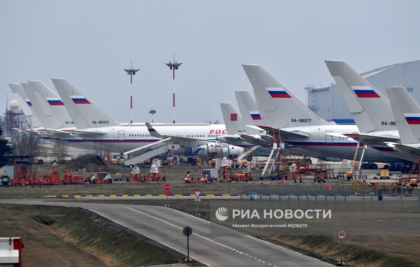 Самолеты на стоянке в аэропорту Внуково