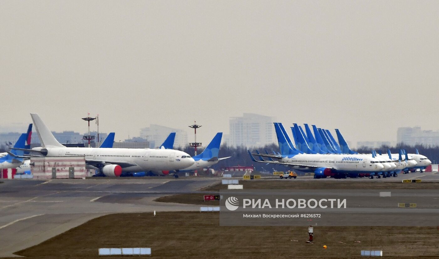 Самолеты на стоянке в аэропорту Внуково