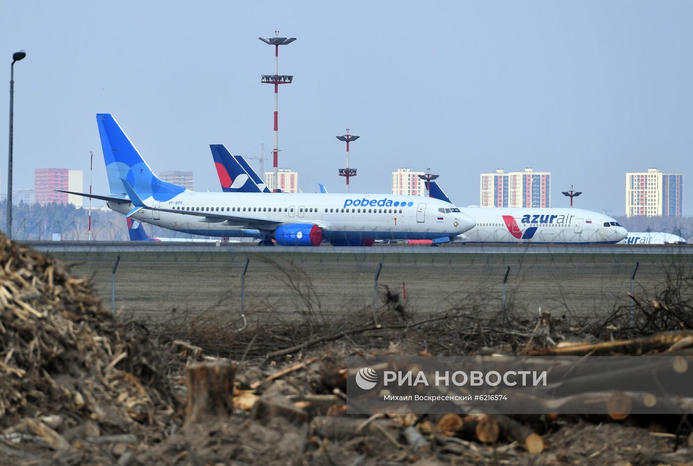 Самолеты на стоянке в аэропорту Внуково