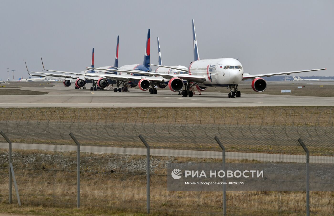 Самолеты на стоянке в аэропорту Внуково