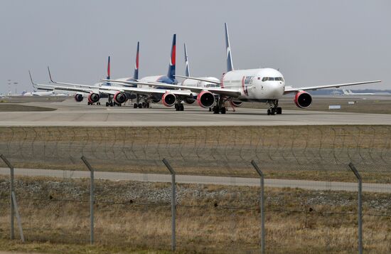 Самолеты на стоянке в аэропорту Внуково