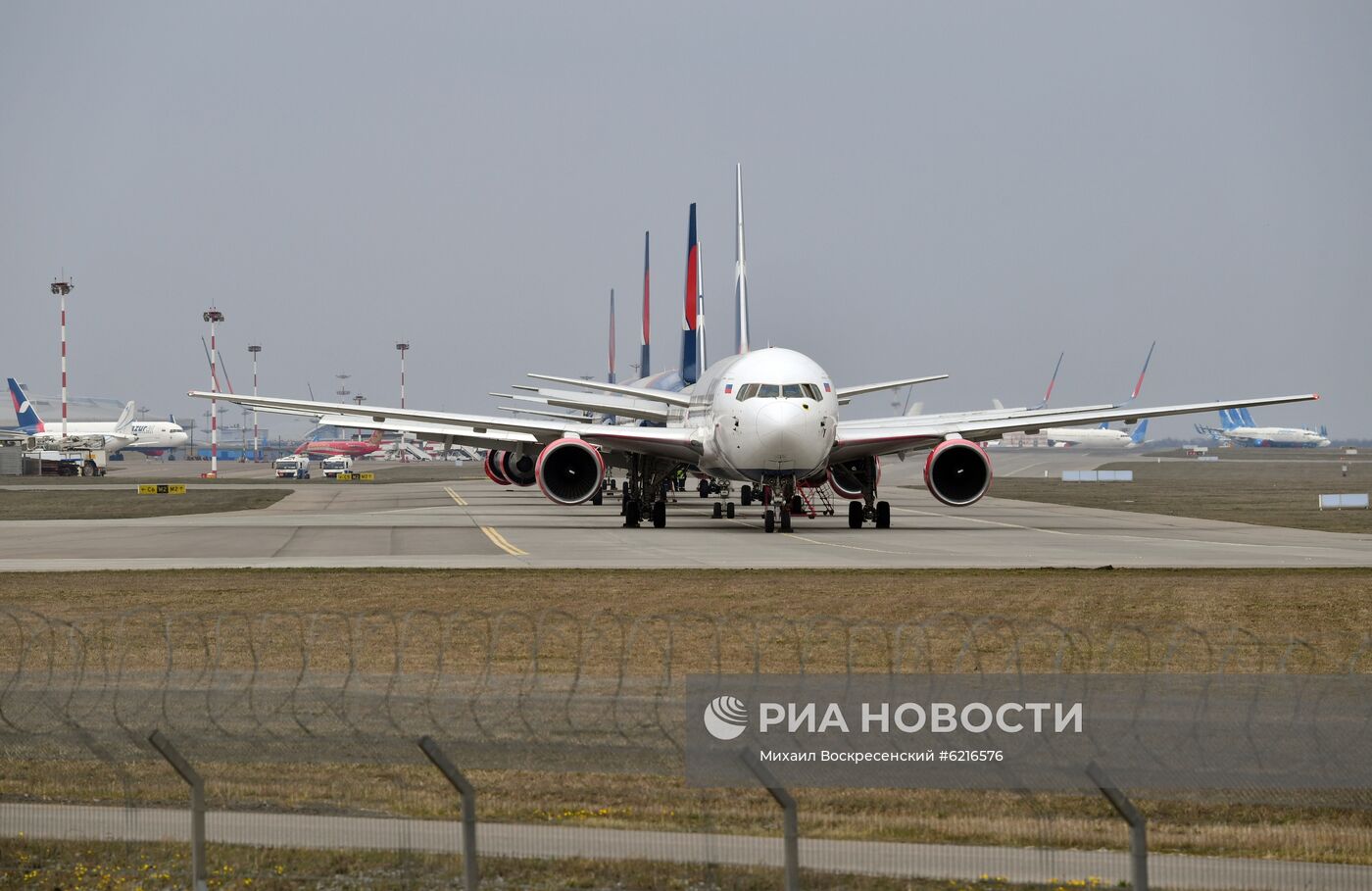 Самолеты на стоянке в аэропорту Внуково