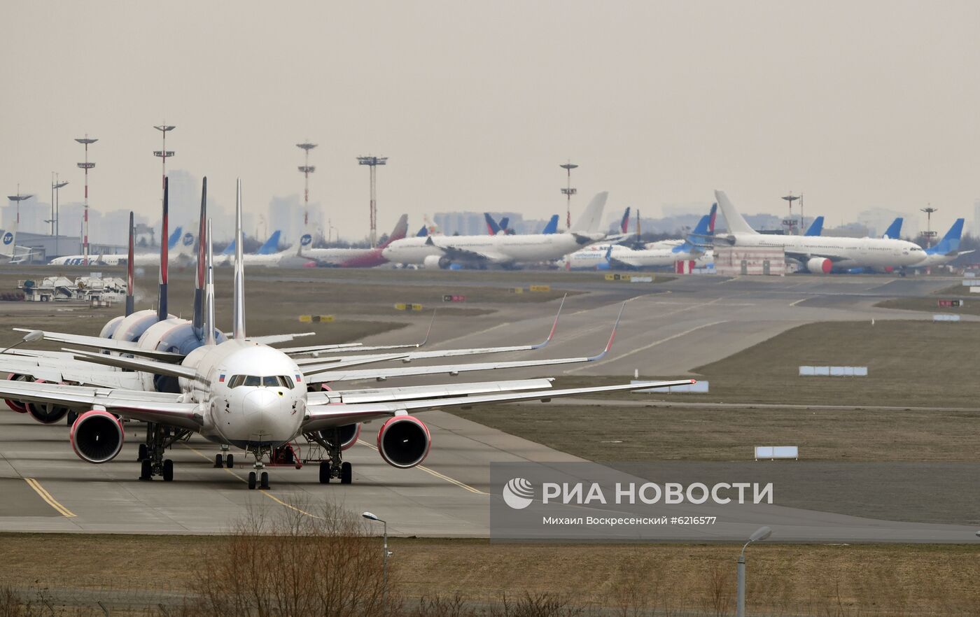 Самолеты на стоянке в аэропорту Внуково