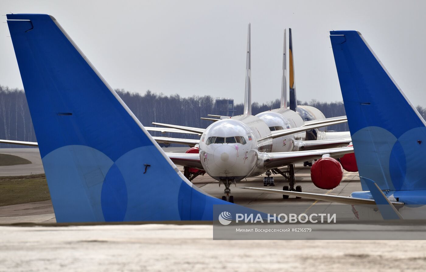 Самолеты на стоянке в аэропорту Внуково