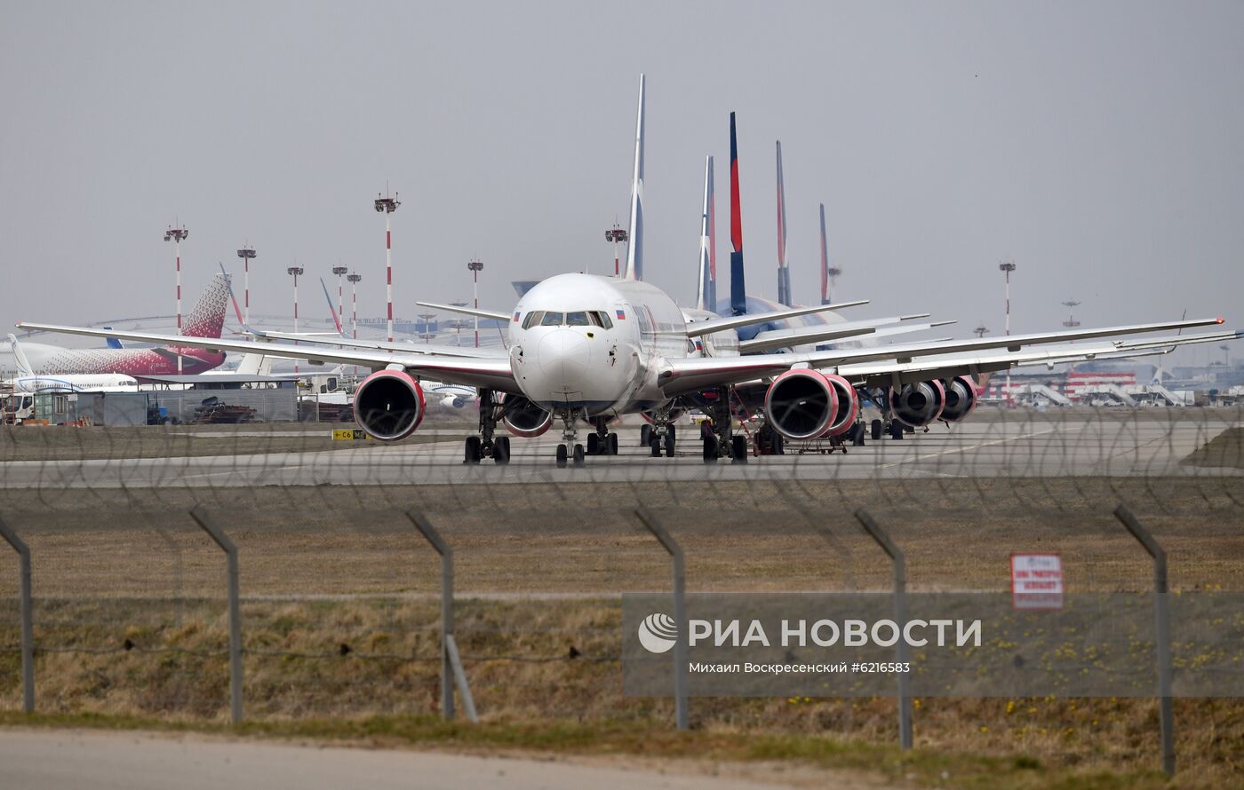 Самолеты на стоянке в аэропорту Внуково